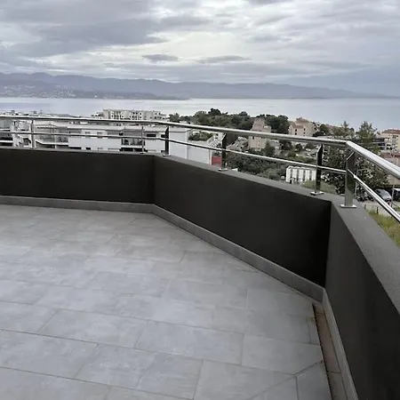 T4 Avec Terrasse Face * Ajaccio (Corsica)