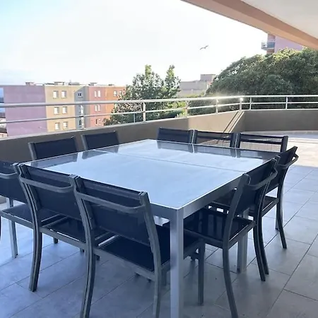 Apartment T4 Avec Terrasse Face